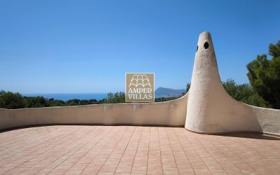 Fantastic villa with large plot, offering privacy and sea views.